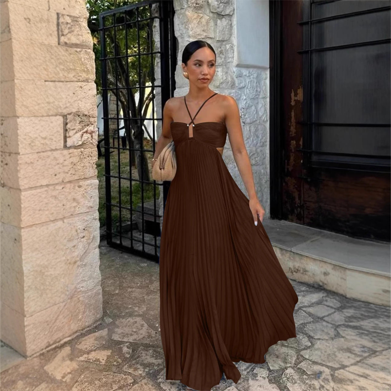 Élégance Bohème : Robe Longue Plissée à Détails Découpés